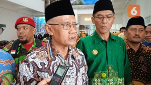 Ketua PP Muhammadiyah Haedar Nashir saat diwawancarai wartawan usai meresemikan Gedung Jenderal Sudirman milik Universitas Kalimantan Timur (UMKT) di Samarinda, Rabu (17/5/2023