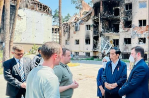 Jokowi melihat secara langsung puing-puing bangunan apartemen yang rusak akibat perang