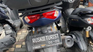 Plat nomor di motor yang digunakan turis di Bali kerap tidak mematuhi nomor polisi. 