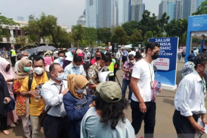 Pembagian masker N95 kepada pengendara di wilayah Pejaten Barat, Jakarta Selatan, beberapa waktu lalu. 