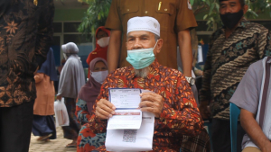 Usman Majid menunjukkan sertifikat vaksin. 