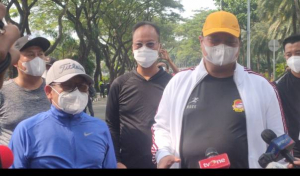Ketua Umum Partai Golkar Airlangga Hartarto dan Ketua Umum PKB Muhaimin Iskandar saat jalan sehat di Kawasan SCBD, Jakarta, Sabtu (25/9/2021) pagi 
