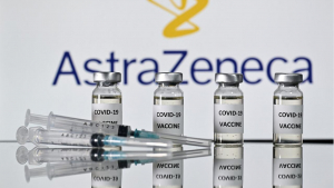 Gambar ilustrasi menunjukkan botol berstiker &quot;Vaksin COVID-19&quot; dan jarum suntik dengan logo perusahaan farmasi AstraZeneca, London, Inggris, 17 November 2020. Vaksin buatan AstraZeneca yang bekerja sama dengan Universitas Oxford ini disebut 70 persen ampuh melawan COVID-19. 