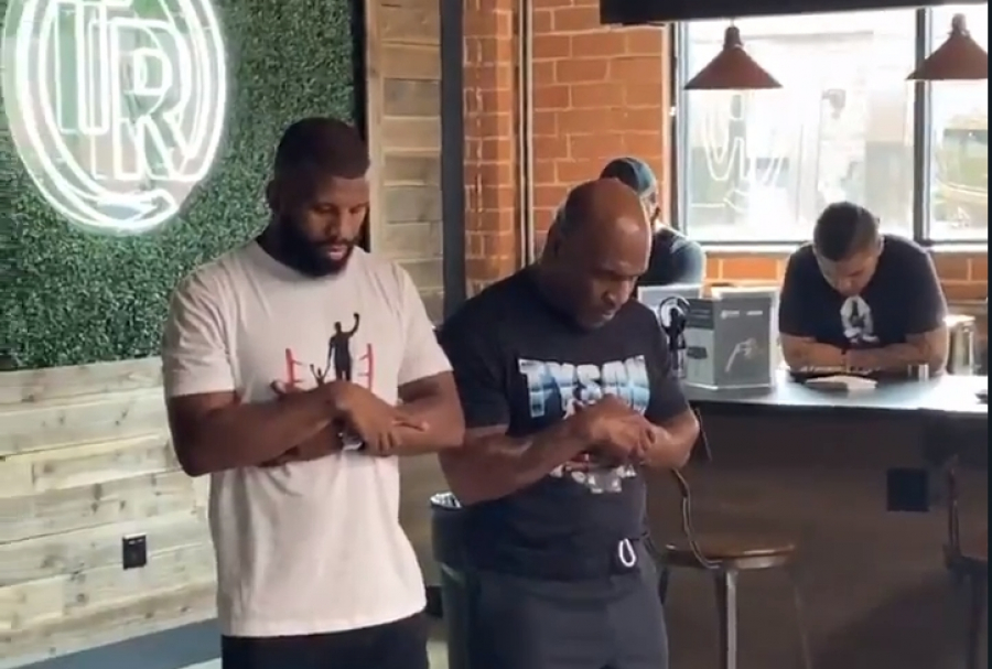 Video Mike Tyson Shalat di Kafe Yang Pemiliknya Melarang Muslim Masuk ke Kafenya