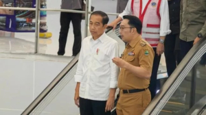 Presiden RI Joko Widodo (kiri) berbincang dengan Gubernur Jawa Barat Ridwan Kamil saat meninjau Bandara Internasional Jawa Barat (BIJB) Kertajati, di Majalengka, Selasa (11/7/2023). 
