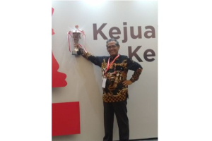 Ketua Harian Percasi Jabar, M. Ridlo Eisy, mengangkat piala Juara 3 Kejurnas ke 49 di Jakarta, tahun 2023.