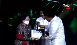 Penghargaan 1 Abad NU pada Ketum PDIP Megawati atas perjuangan Bung Karno.