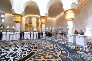 Presiden Joko Widodo bersama Presiden Persatuan Emirat Arab (PEA) Mohammed Bin Zayed Al Nahyan (MBZ) meresmikan Masjid Raya Sheikh Zayed yang ada di Kota Surakarta, Provinsi Jawa Tengah, Senin (14/11/2022). 