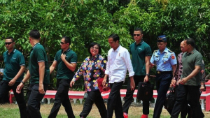 Anggota Paspampres saat bertugas mengawal Jokowi.