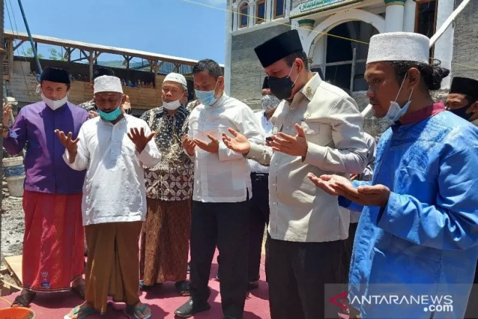 Kepala BNPT Komisaris Jenderal Polisi Boy Rafli Amar (dua dari kanan) berdoa usai meletakkan batu pertama pembangunan Masjid di Pesantren Al-Qonaah Kecamatan Wuluhan, Kabupaten Jember, Jawa Timur, Jumat (23/10/2020). 