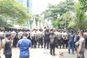 Petugas gabungan dari kepolisian termasuk Satuan Brimob memperketat pengamanan demo BEM SI di Gedung Komisi Pemberantasan Korupsi (KPK) kawasan Setiabudi, Jakarta Selatan, Senin (27/9/2021). 