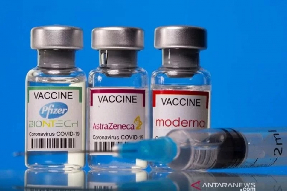 Botol kecil dengan label vaksin penyakit virus korona (COVID-19) Pfizer-BioNTech, AstraZeneca, dan Moderna terlihat dalam foto ilustrasi yang diambil Jumat (19/3/2021).