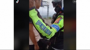 Tangkapan layar unggahan video TikTok bernarasi oknum polisi menilang sopir travel di pintu keluar tol Sukabumi dan meminta uang Rp600.000. 