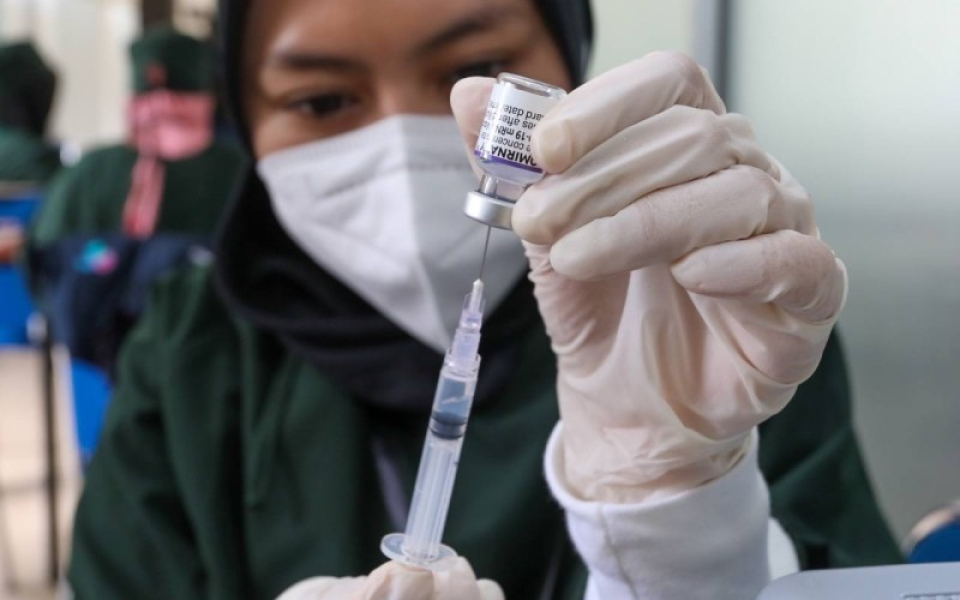 Tenaga kesehatan tengah menyiapkan dosis vaksin Covid-19 dalam program vaksinasi yang diselenggarakan di Bandung. 