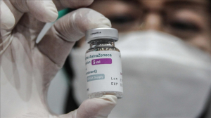 Petugas medis menunjukkan vaksin virus korona AstraZeneca sebelum disuntikkan ke personel TNI AL di Pangkalan Komando Armada Angkatan Laut di Surabaya, Jawa Timur, pada 26 Maret 2021. Program vaksin ini dilaksanakan serentak di sejumlah daerah di Indonesia mengantisipasi penyebaran virus korona.
