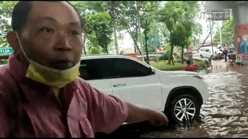 Politikus Gerindra Ini Mencari Sumur Resapan Anies di Tengah Banjir, Lihat!