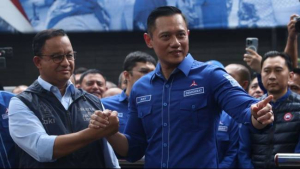 Anies Baswedan dan Agus Harimurti Yudhoyono (AHY) berjabat tangan setelah menyampaikan pidato di kantor DPP Partai Demokrat di Kelurahan Pegangsaan, Kecamatan Menteng, Jakarta Pusat, Jumat (7/10/2022). 