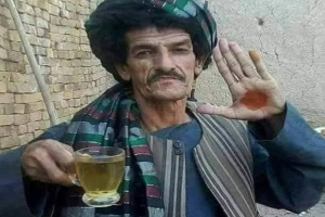 Nazar Mohammad alias Khasha Zwan, komedian populer di Afghanistan yang diseret dan digorok lehernya di Kandahar. Keluarganya menuduh pelakunya Taliban. 