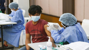 Tenaga kesehatan menyuntikkan vaksin Covid-19 kepada penerima vaksin di Cipulir, Jakarta, Ahad, 29 Agustus 2021. Gubernur DKI Jakarta Anies Baswedan mengatakan tersisa 2,7 juta warga ber-KTP DKI yang belum divaksin Covid-19. 
