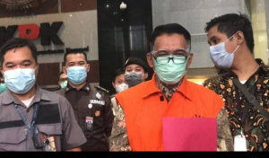Direktur Pemeriksaan dan Penagihan pada Direktorat Jenderal Pajak tahun 2016-2019 Angin Prayitno Aji mengenakan rompi oranye keluar dari gedung KPK, Selasa (4/5/2021).