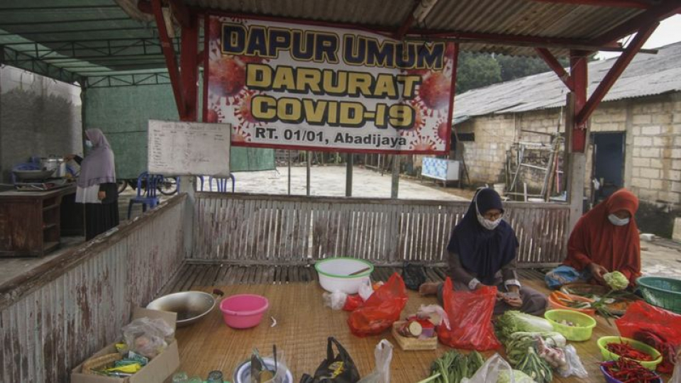 Warga membuat dapur umum untuk membantu mereka yang menjalani isolasi mandiri di Jawa Barat. 
