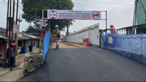 Ruas jalan Jembatan Cikereteg di jalan nasional Ciawi-Benda, Kabupaten Bogor, Jawa Barat, yang amblas telah memasuki tahap akhir perbaikan, Minggu (12/3/2023). Tampak jembatan bailey atau jembatan darurat telah dibangun. 