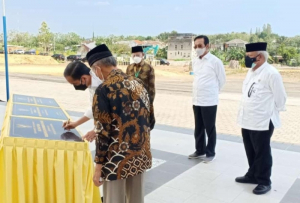 Presiden turut meresmikan pembangunan kampus baru tersebut dengan membubuhkan tanda tangannya di prasasti, bersama dengan Ketua Umum Pimpinan Pusat (PP) Muhammadiyah, Haedar Nashir 