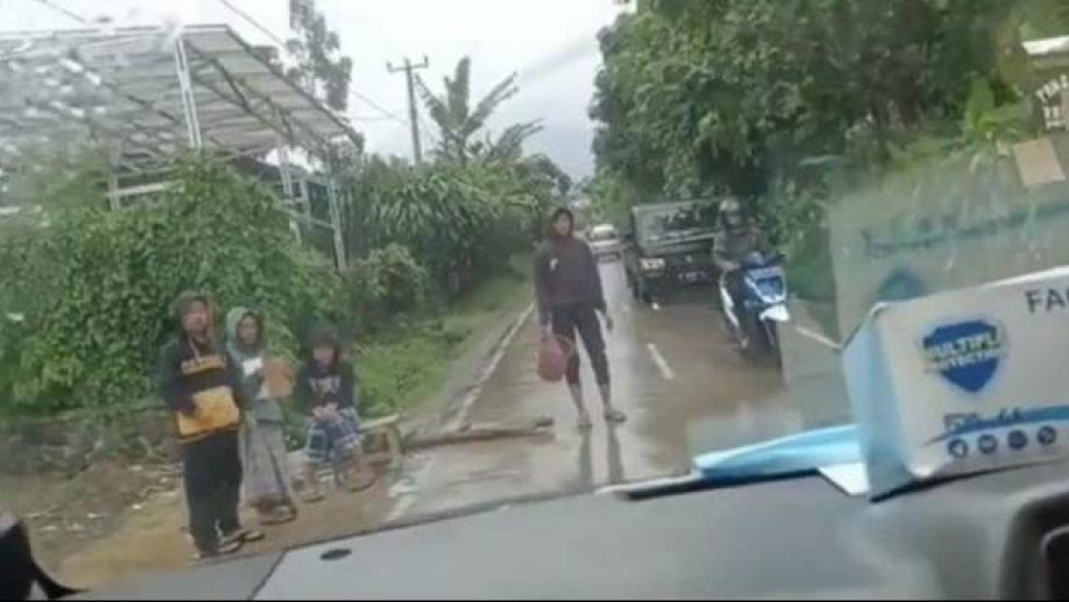 Potongan video viral di media sosial saat sejumlah warga mengadang mobil relawan yang ingin mengirimkan bantuan korban gempa Cianjur yang berada di Desa Sarampad, Kecamatan Cugenang, Cianjur. 