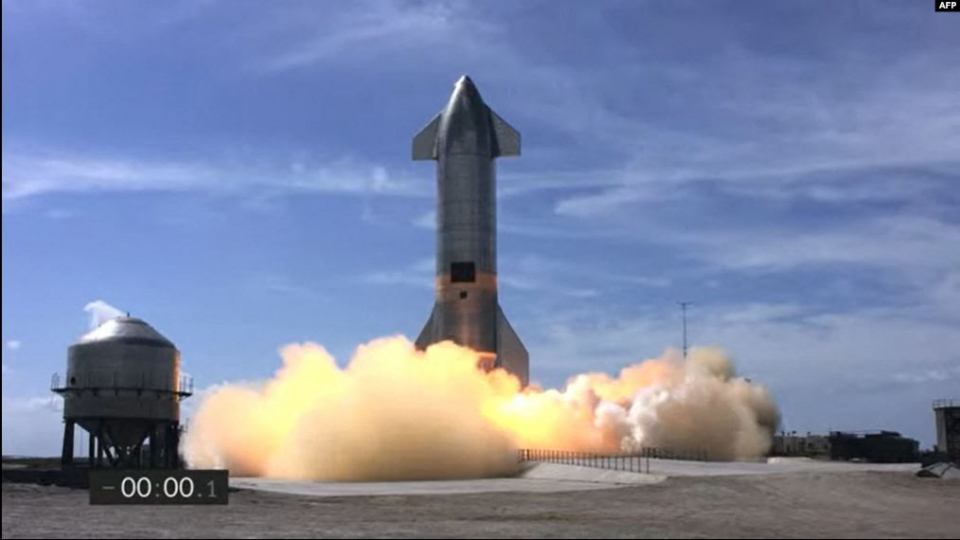 Prototipe Starship SN10 dalam uji coba di fasilitas pengujian SpaceX di Texas Selatan dekat Desa Boca Chica di Brownsville, Texas, 3 Maret 2021. 