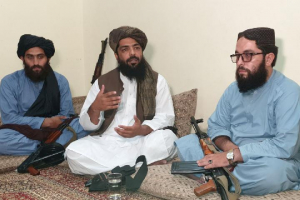 Waheedullah Hashimi (tengah), seorang komandan senior Taliban, saat dia berbicara dengan Reuters selama wawancara di sebuah lokasi yang dirahasiakan di dekat perbatasan Afganistan-Pakistan 17 Agustus 2021. 