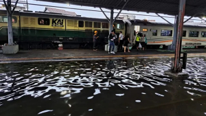 Hujan lebat yang terjadi sejak Rabu siang hingga malam membuat beberapa titik di Kota Semarang kebanjiran termasuk Stasiun Semarang Tawang. Sejumlah perjalanan kereta terganggu.